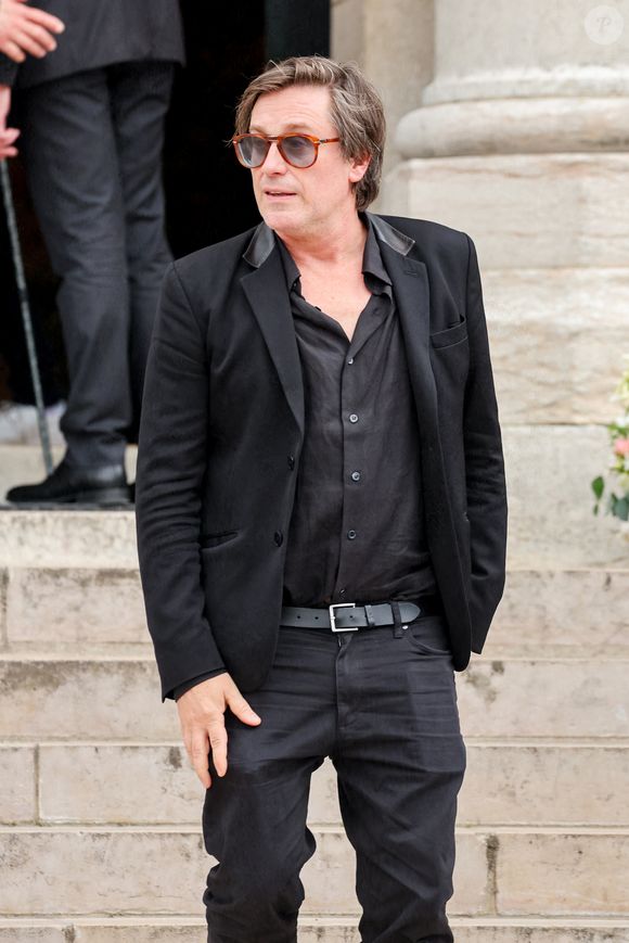 “C’est un des plus grands vins du monde !”, se réjouit Thomas Dutronc

Thomas Dutronc, la main sur le coeur en guise de remerciement envers la foule d'admirateurs venue nombreuse pour rendre un dernier hommage à sa mère - Sortie des obsèques de l'auteure-compositrice-interprète et actrice française Françoise Hardy au crématorium du cimetière du Père-Lachaise à Paris, France, le 20 juin 2024. © Jacovides-Moreau/Bestimage