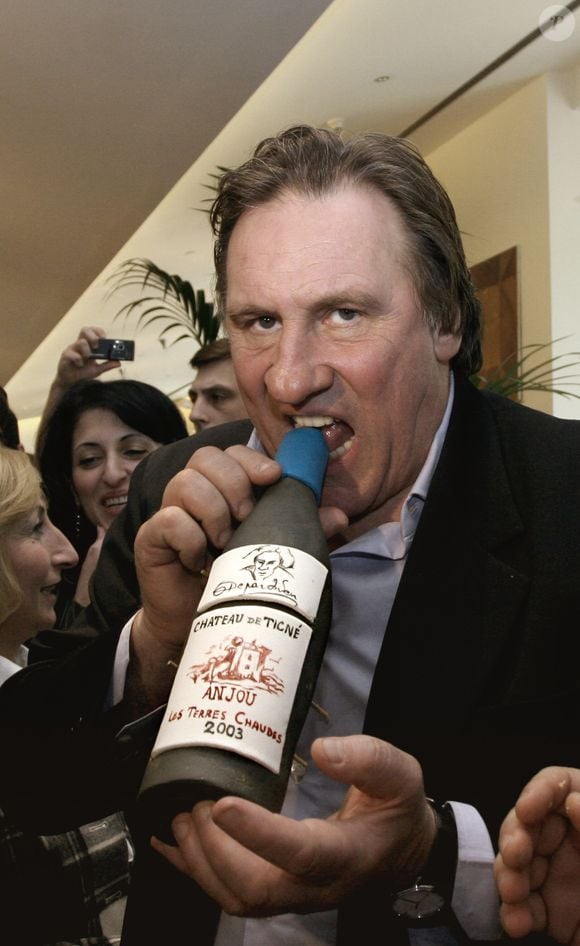 Archives - Gerard Depardieu fait la promotion du vin d'Anjou "Chateau de Tigné", fabrique dans sa propriete dans la vallee de la Loire. Le 28 octobre 2007