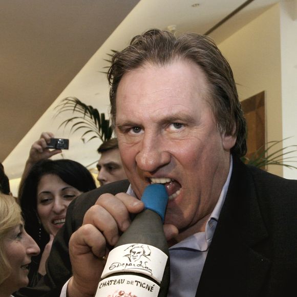 Archives - Gerard Depardieu fait la promotion du vin d'Anjou "Chateau de Tigné", fabrique dans sa propriete dans la vallee de la Loire. Le 28 octobre 2007