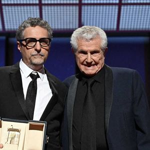 Le réalisateur brésilien Kleber Mendonca Filho reçoit le prix du meilleur réalisateur et est accompagné par le réalisateur français Claude Lelouch pour le film "O Agente Secreto" (L'agent secret) du réalisateur français Claude Lelouch lors de la cérémonie de clôture de la 78e édition du Festival de Cannes à Cannes, dans le sud de la France, le 24 mai 2025.
