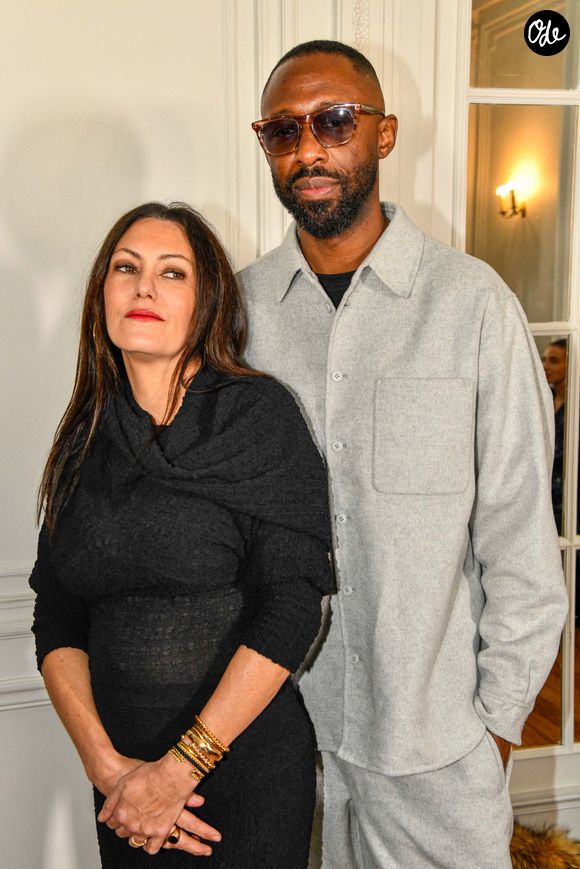 Une belle manière de montrer la complicité qu’il partage avec la jeune actrice de 24 ans, fille de Karole Rocher et d’un père très célèbre dans le milieu du 7e art.

Thomas Ngijol et Karole Rocher assistent au défilé Imane Ayissi Haute Couture Printemps/Été 2024 dans le cadre de la semaine de la mode à Paris le 22 janvier 2024 à Paris, France. Photo by Shootpix/ABACAPRESS.COM