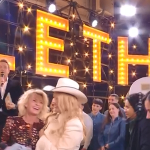 Sophie Davant fait une chute lors de la soirée de lancement du Téléthon, vendredi 5 décembre 2025 sur France 3.