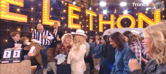 Sophie Davant fait une chute lors de la soirée de lancement du Téléthon, vendredi 5 décembre 2025 sur France 3.