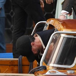Venise, Italie -  Leonardo DiCaprio arrive avec Vittoria Ceretti au mariage de Jeff Bezos le 26 juin 2025.

Photo : Backgrid UK/ Bestimage
