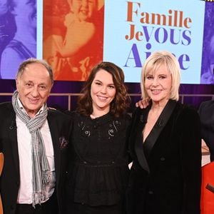 Exclusif - Chantal Ladesou, sa fille Clémence Ansault et son Mari Michel Ansault en backstage de l'enregistrement de l'émission "Famille je vous aime" présentée par M.Drucker et qui sera diffusée le 29 décembre sur France 3, au studio Rive gauche, à Paris, France, le 2 décembre 2025. © Gaffiot-Perusseau/Bestimage