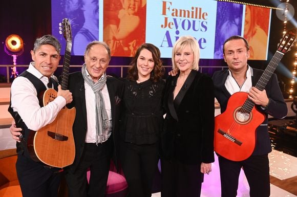 Exclusif - Chantal Ladesou, sa fille Clémence Ansault et son Mari Michel Ansault en backstage de l'enregistrement de l'émission "Famille je vous aime" présentée par M.Drucker et qui sera diffusée le 29 décembre sur France 3, au studio Rive gauche, à Paris, France, le 2 décembre 2025. © Gaffiot-Perusseau/Bestimage