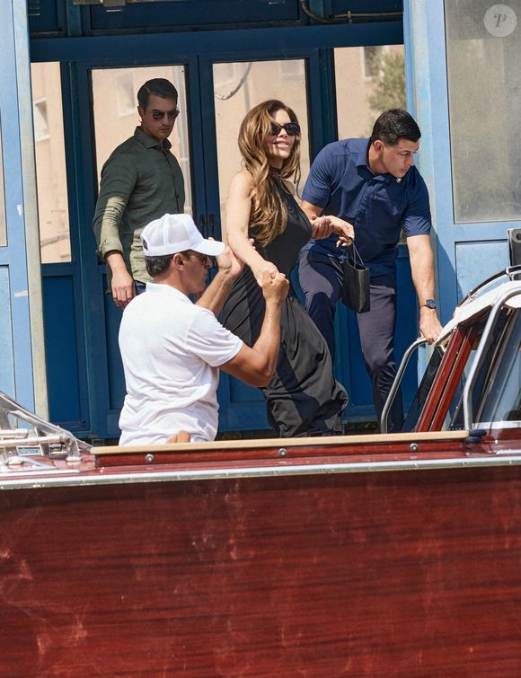 Jeff Bezos et sa fiancée Lauren Sanchez accostent devant le palace Aman en gondole à Venise, la veille de leur mariage (26 - 28 juin 2025), le 25 juin 2025. Backgrid USA / Bestimage