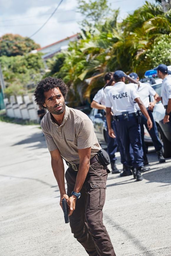 Et ce n'est pas tout, puisqu'il sait également réaliser, écrire, prêter sa voix, danser... Et chanter !
Exclusif - Julien Beramis sur le tournage de la série "Tropiques criminels" en Martinique diffusée le 22 novembre sur France 2. Le 8 mai 2019
© Sylvie Castioni / Bestimage