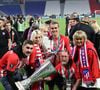 Les deux frères avaient déjà uni leurs forces en créant ensemble Grizi Esport.

Antoine Griezmann en famille, avec son frère Théo, sa femme Erika Choperena, sa fille Mia, son père Alain et sa mère Isabelle après la finale de la Ligue Europa, le 16 mai 2018. 

© Cyril Moreau/Bestimage