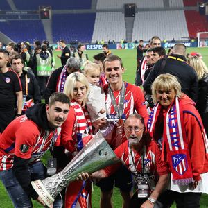 Les deux frères avaient déjà uni leurs forces en créant ensemble Grizi Esport.
Antoine Griezmann en famille, avec son frère Théo, sa femme Erika Choperena, sa fille Mia, son père Alain et sa mère Isabelle après la finale de la Ligue Europa, le 16 mai 2018.
© Cyril Moreau/Bestimage
