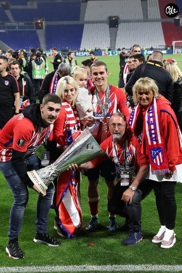 Les deux frères avaient déjà uni leurs forces en créant ensemble Grizi Esport.

Antoine Griezmann en famille, avec son frère Théo, sa femme Erika Choperena, sa fille Mia, son père Alain et sa mère Isabelle après la finale de la Ligue Europa, le 16 mai 2018. 

© Cyril Moreau/Bestimage
