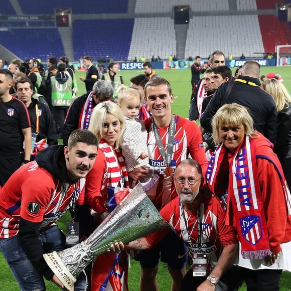 Les deux frères avaient déjà uni leurs forces en créant ensemble Grizi Esport.

Antoine Griezmann en famille, avec son frère Théo, sa femme Erika Choperena, sa fille Mia, son père Alain et sa mère Isabelle après la finale de la Ligue Europa, le 16 mai 2018. 

© Cyril Moreau/Bestimage