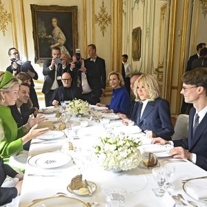 Alors que le temps passe, son époux Emmanuel Macron en étant à son deuxième mandat à l'Elysée, la Première dame, elle, ne bouge pas. 

La reine Mathilde de Belgique, le directeur artistique belge, Nicolas Di Felice, la Première dame Brigitte Macron et l'animatrice de télévision belge Tatiana Silva lors déjeuner de travail avec les acteurs français et belges de l'industrie créative et culturelle à l'Hôtel de Ville de Paris, France, le 15 octobre 2024, le deuxième jour de la visite officielle du couple royal belge en France. © Didier Lebrun/Pool/Photonews/Bestimage