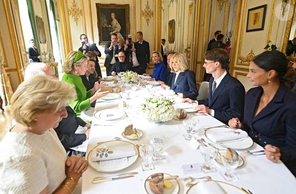 Alors que le temps passe, son époux Emmanuel Macron en étant à son deuxième mandat à l'Elysée, la Première dame, elle, ne bouge pas. 

La reine Mathilde de Belgique, le directeur artistique belge, Nicolas Di Felice, la Première dame Brigitte Macron et l'animatrice de télévision belge Tatiana Silva lors déjeuner de travail avec les acteurs français et belges de l'industrie créative et culturelle à l'Hôtel de Ville de Paris, France, le 15 octobre 2024, le deuxième jour de la visite officielle du couple royal belge en France. © Didier Lebrun/Pool/Photonews/Bestimage