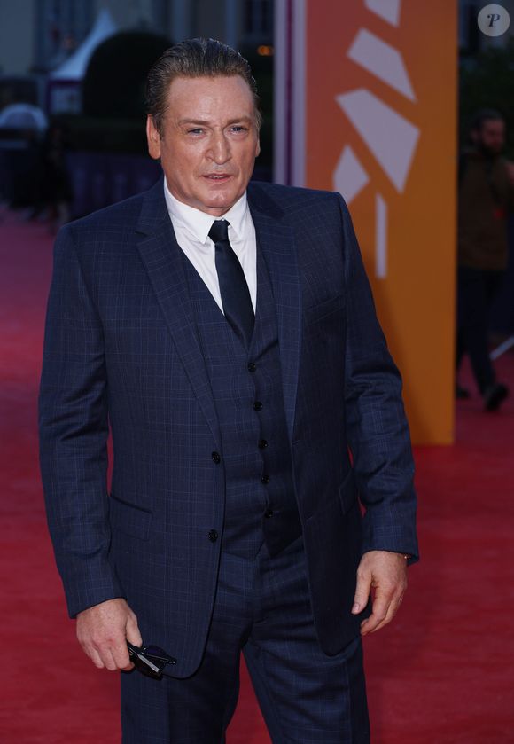 Qu'il fut révélé à l'âge de treize ans dans le film "La vie est un long fleuve tranquille" ?

Benoit Magimel - Arrivées à la projection du film "Beetlejuice Beetlejuice" lors de la 50ème édition du Festival du Cinema Américain de Deauville, France, le 7 eptembre 2024. © Denis Guignebourg/BestImage