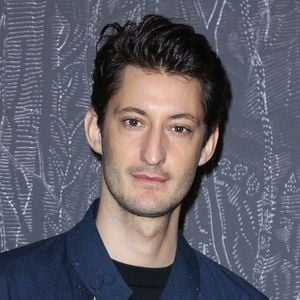 Pierre Niney participe au Photocall 'Maison Ruinart X Eva Jospin' au Carreau du Temple le 09 mars 2023 à Paris, France. Photo Nasser Berzane/Abaca