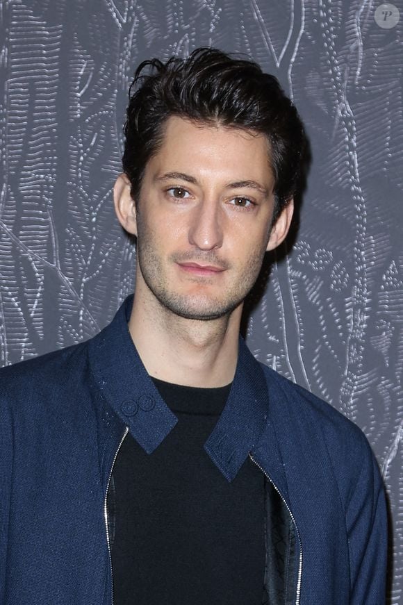 Pierre Niney participe au Photocall 'Maison Ruinart X Eva Jospin' au Carreau du Temple le 09 mars 2023 à Paris, France. Photo Nasser Berzane/Abaca