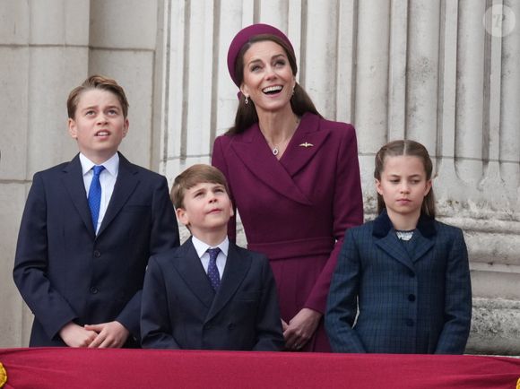 Le prince George de Galles, Catherine (Kate) Middleton, princesse de Galles, Le prince Louis de Galles, La princesse Charlotte de Galles - La famille royale britannique assiste aux célébrations du 80ème anniversaire de la fin de la Seconde guerre mondiale (VE Day) au balcon de Buckingham Palace à Londres, le 5 mai 2025.  Julien Burton / Bestimage