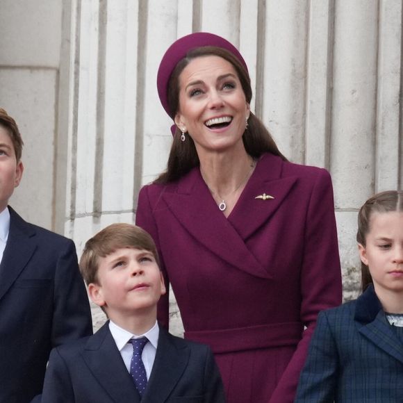 Le prince George de Galles, Catherine (Kate) Middleton, princesse de Galles, Le prince Louis de Galles, La princesse Charlotte de Galles - La famille royale britannique assiste aux célébrations du 80ème anniversaire de la fin de la Seconde guerre mondiale (VE Day) au balcon de Buckingham Palace à Londres, le 5 mai 2025.  Julien Burton / Bestimage