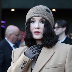 "Une femme au service de l'autre pour l'instruire, le nourrir avec affection et exigence tout au long de sa carrière d'enseignante."

Isabelle Adjani - Les célébrités au défilé Stella McCartney "Collection Prêt-à-Porter Automne/Hiver 2025-2026" lors de la Fashion Week de Paris (PFW), le 5 mars 2025.