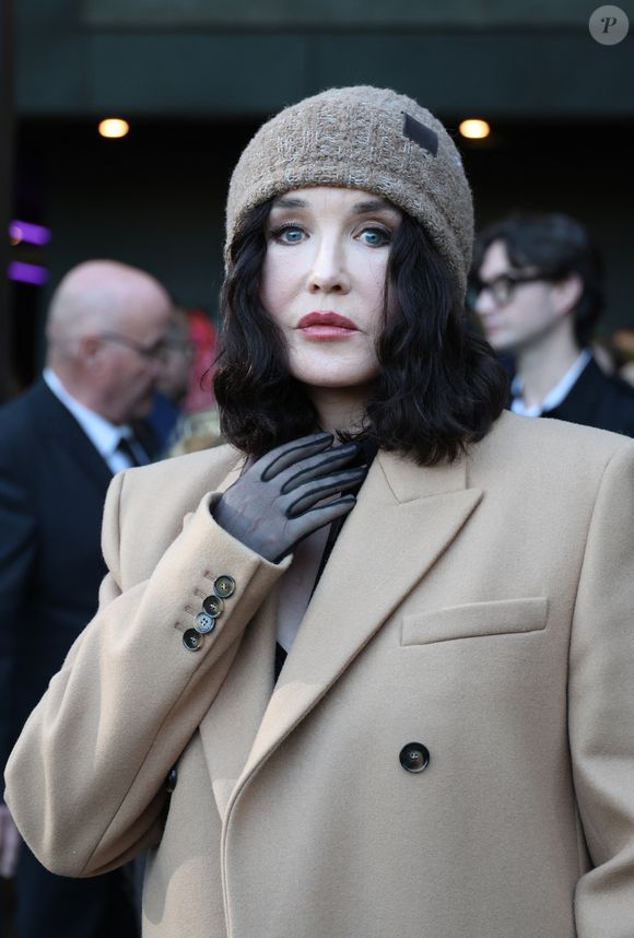 "Une femme au service de l'autre pour l'instruire, le nourrir avec affection et exigence tout au long de sa carrière d'enseignante."

Isabelle Adjani - Les célébrités au défilé Stella McCartney "Collection Prêt-à-Porter Automne/Hiver 2025-2026" lors de la Fashion Week de Paris (PFW), le 5 mars 2025.