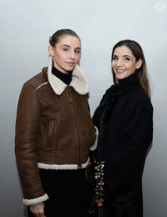 La princesse Clotilde Courau de Savoie et sa fille Vittoria de Savoie au vernissage de l'exposition "Liaisons dangereuses & Métamorphoses" du créateur Elie Top à l'occasion de ses 10 ans de création chez Christie's à Paris le 27 janvier 2025. © Denis Guignebourg/BestImage