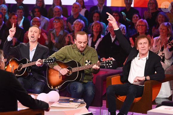 Alain Souchon et ses fils Pierre Souchon et Ours ( Charles Souchon ) lors de l'enregistrement de l'émission "Famille je vous aime" présentée par M.Drucker et qui sera diffusée le 29 décembre sur France 3, au studio Rive gauche, à Paris, France, le 2 décembre 2025. © Gaffiot-Perusseau/Bestimage