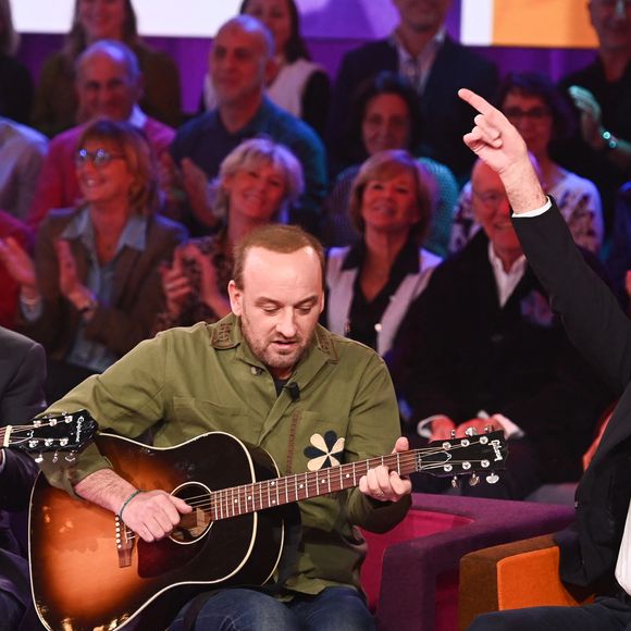 Alain Souchon et ses fils Pierre Souchon et Ours ( Charles Souchon ) lors de l'enregistrement de l'émission "Famille je vous aime" présentée par M.Drucker et qui sera diffusée le 29 décembre sur France 3, au studio Rive gauche, à Paris, France, le 2 décembre 2025. © Gaffiot-Perusseau/Bestimage