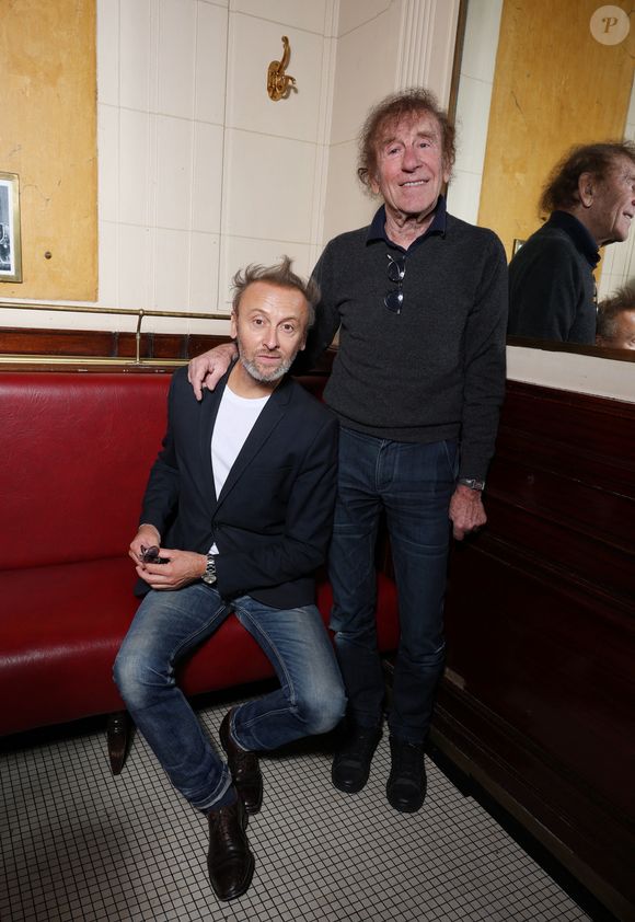 Alain Souchon et son fils Pierre Souchon lors de la 90ème édition au café Les Deux Magots, le 25 septembre 2023. © Denis Guigenbourg / Bestimage