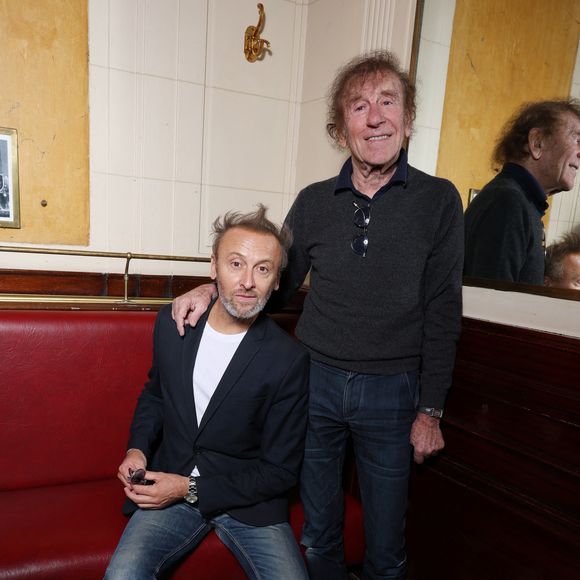 Alain Souchon et son fils Pierre Souchon lors de la 90ème édition au café Les Deux Magots, le 25 septembre 2023. © Denis Guigenbourg / Bestimage