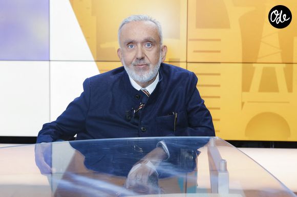 "Un jour, j’ai dit à ma femme en rigolant : 'Tu t’es trompée sur la marchandise'. Elle m’a répondu : 'Arrête, arrête'. Et c’est là que ma femme est géniale."

Dominique Farrugia - Enregistrement de l'émission "Le goût des autres", présentée par V.Benaïm et diffusée le 2 avril sur la chaine i24News. Le 15 mars 2023
© Jack Tribeca / Bestimage