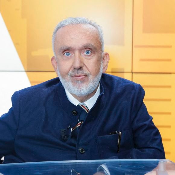 "Un jour, j’ai dit à ma femme en rigolant : 'Tu t’es trompée sur la marchandise'. Elle m’a répondu : 'Arrête, arrête'. Et c’est là que ma femme est géniale."

Dominique Farrugia - Enregistrement de l'émission "Le goût des autres", présentée par V.Benaïm et diffusée le 2 avril sur la chaine i24News. Le 15 mars 2023
© Jack Tribeca / Bestimage