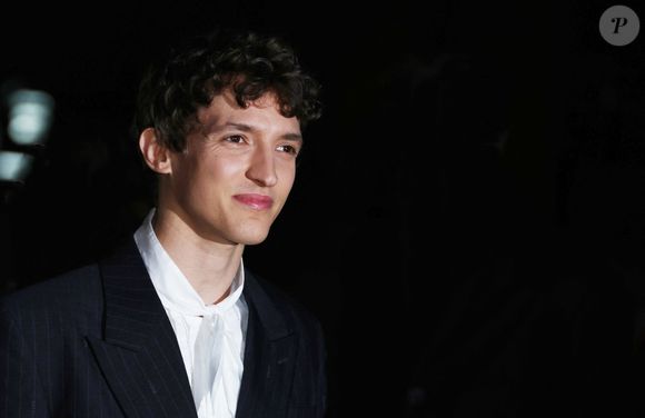 Aliocha Schneider -  Photocall du "Le Grand Diner du Louvre"  lors de la Fashion Week  à Paris le 4 mars 2025.   © Denis Guignebourg / Bestimage