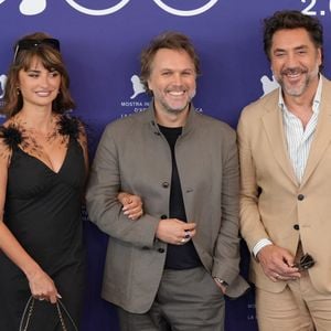 qui est en lice pour le Lion d'or et a reçu une standing ovation d'un quart d'heure à la fin de la projection
Penelope Cruz, Florian Zeller et Javier Bardem- Photocall du film "Bunker" à la Mostra de Venise le 8 septembre 2026 © Lucia Sabatelli
