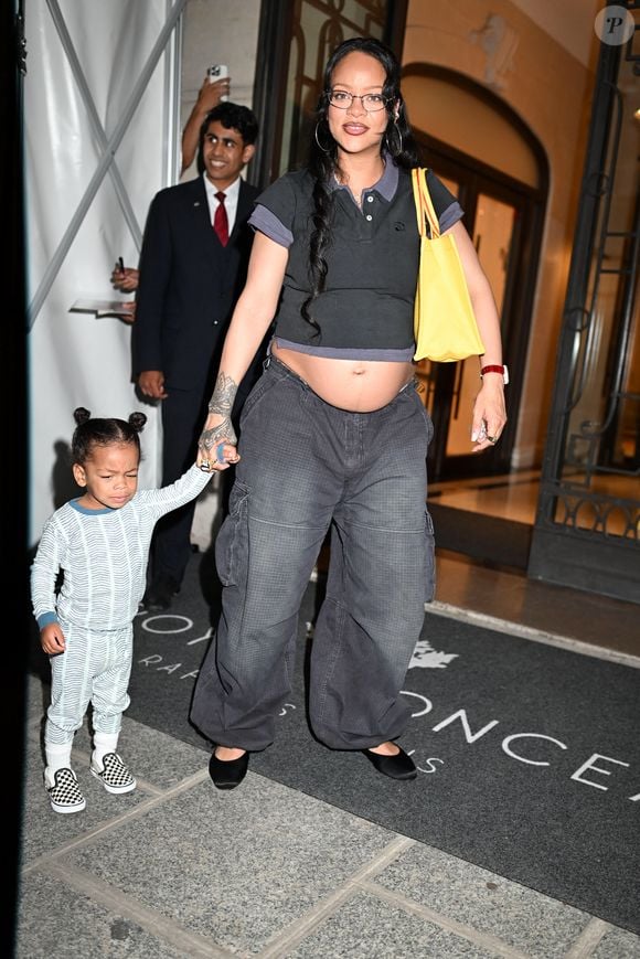 Rihanna et son fils Riot arrivent à l'hôtel Royal Monceau à Paris, le 2 juillet 2025.
Photo : Yehiel Chekroune / Bestimage