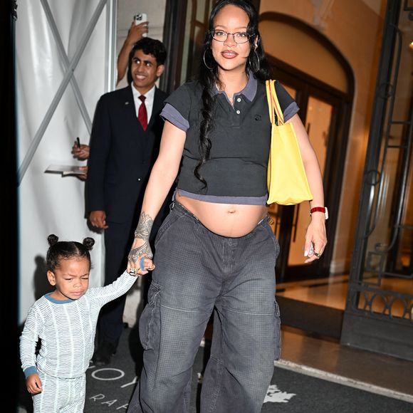 Rihanna et son fils Riot arrivent à l'hôtel Royal Monceau à Paris, le 2 juillet 2025.

Photo : Yehiel Chekroune / Bestimage