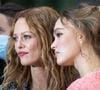 À 52 ans, Vanessa Paradis affiche un ventre plat donc elle a partagé le secret. Mais aussi une mine radieuse.
Vanessa Paradis et sa fille Lily Rose Depp - Photocall du défilé de mode prêt-à-porter printemps-été 2021 "Chanel" au Grand Palais à Paris. Le 6 octobre 2020
© Olivier Borde / Bestimage