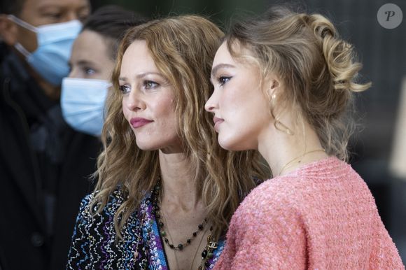 À 52 ans, Vanessa Paradis affiche un ventre plat donc elle a partagé le secret. Mais aussi une mine radieuse. 

Vanessa Paradis et sa fille Lily Rose Depp - Photocall du défilé de mode prêt-à-porter printemps-été 2021 "Chanel" au Grand Palais à Paris. Le 6 octobre 2020
© Olivier Borde / Bestimage