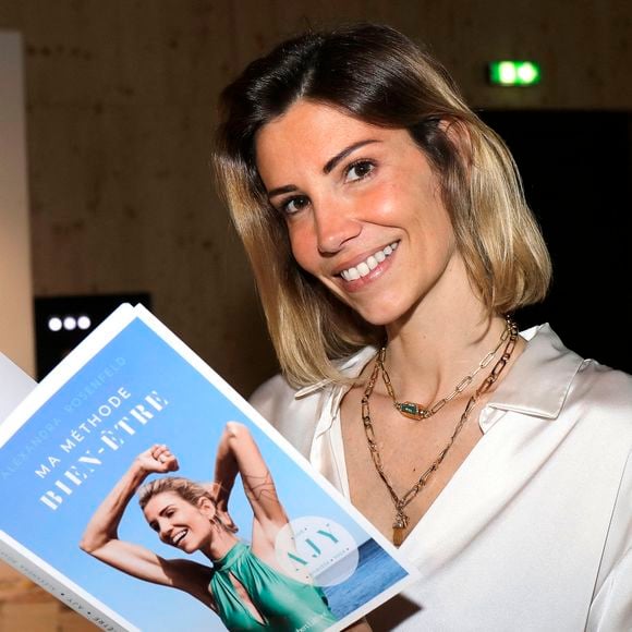 Plusieurs traitement lui ont alors été proposés tels que la pose d'un stent et la thrombectomie (intervention chirurgicale qui permet de retirer les caillots ndlr) en complément du port de collants de contention et des anticoagulants. 


Alexandra Rosenfeld (Ma Méthode Bien-Etre - Editions Robert Laffont) au "Festival du Livre de Paris 2022" au Grand Palais Éphémère de Paris, le 23 avril 2022.
© Cédric Perrin/Bestimage