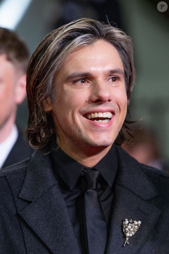 En 2009, les titres "Saint Valentin" et "Sale pute" valaient au rappeur normand de nombreuses accusation de sexisme et d'incitation à la violence par des associations féministes. 

Orelsan assistant à la première d'Omar La Fraise dans le cadre du 76e Festival de Cannes à Cannes, France, le 19 mai 2023. Photo par Aurore Marechal/ABACAPRESS.COM