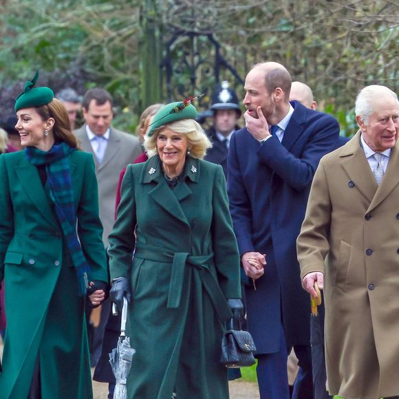 Une tradition familiale pour les fêtes de Noël

Catherine (Kate) Middleton, princesse de Galles, Camilla Parker Bowles, reine consort d'Angleterre, Le prince William, prince de Galles, Le roi Charles III d'Angleterre - La famille royale britannique se rend à la messe de Noël à Sandringham le 25 décembre 2024.

© Stephen Daniels / Alpha Press / Bestimage