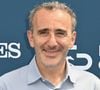 "Du jardinage, une méchante coupure, les urgences, le bloc, un pansement, mais la Corse", a-t-il écrit. 

L'acteur Elie Semoun lors du Prix de Diane Longines à Chantilly, en France, le 18 juin 2023. Photo : Mireille Ampilhac/ABACAPRESS.COM