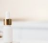 Une crème hydratante et une protection solaire SPF 30 minimum sont essentielles.

Photo prise par Content Pixie / Unsplash