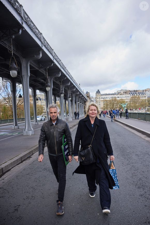 Luana Belmondo a répliqué avec beaucoup d'humour et difficile de ne pas y voir un tacle au père de ses fils
Paul Belmondo, Luana - Inauguration de "La promenade Jean-Paul Belmondo" au terre-plein central du pont de Bir-Hakeim, ouvrage public communal situé sous le viaduc du métro aérien, à Paris (15e, 16e) le 12 avril 2023. Lors de la séance d’octobre 2021, le Conseil de Paris avait décidé d'honorer la mémoire de Jean-Paul Belmondo, comédien, producteur de cinéma et directeur de théâtre français. Cet emplacement, immortalisé par la scène de cascade réalisée par l’acteur dans le film d’Henri Verneuil Peur sur la Ville (1975), est identifié par le plan annexé à la délibération. Cette dénomination s’effectue en dérogation à la règle qui prévoit que le nom d’une personnalité ne peut être attribué à une voie publique de Paris que cinq ans au plus tôt après son décès. © Cyril Moreau/Bestimage