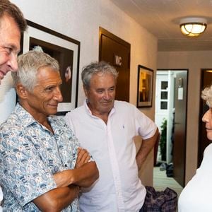 Exclusif - Jacqueline Franjou (Fondatrice et présidente du Festival de Ramatuelle), Nagui, Pascal Heritier - Représentation de la pièce de théâtre "Les liaisons dangereuses" au Théâtre de Verdure lors du 41e Festival de Ramatuelle le 7 août 2025. © Cyril Bruneau / Festival de Ramatuelle / Bestimage