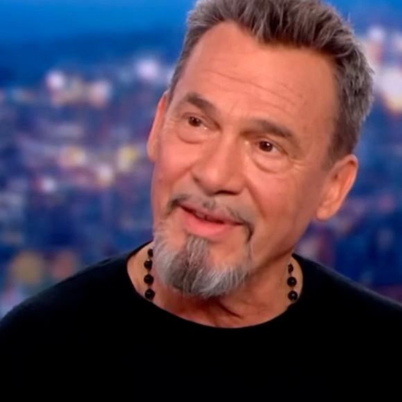 Florent Pagny, qui va beaucoup mieux, était l'invité de Gilles Bouleau aux 20 heures de TF1 le jeudi 16 novembre.
© Captute TV TF1 via Bestimage