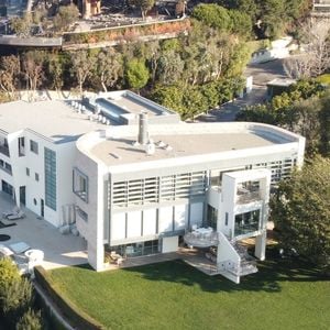 Désormais, ils vivent dans une maison à Pacific Palisades qu'ils ont acheté en 2018. 

Exclusif - La maison de Tom Hanks a été épargnée par l'incendie de Pacific Palisades alors que ses proches voisins n'ont pas eu la même chance ! le 9 janvier 2025.