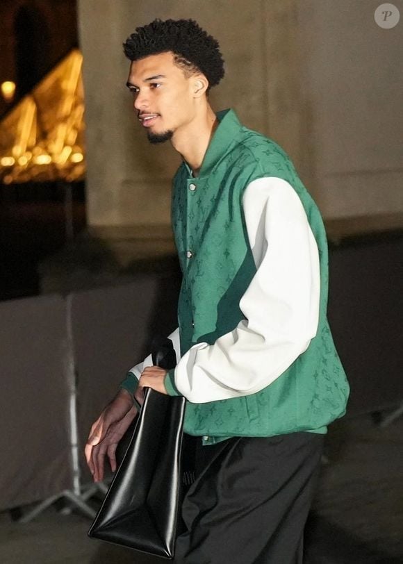Victor Wembanyama, la très attendue star du basket français, a été aperçu à la sortie du défilé de mode Louis Vuitton à Paris. 
©Backgrid UK/ Bestimage