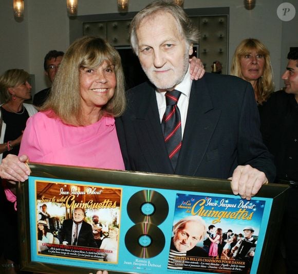Exclusif - Jean-Jacques Debout et sa femme Chantal Goya - Jean-Jacques Debout reçoit 2 Disques d'Or chez sa maison de disques Sony à Paris le 19 juin 2014.