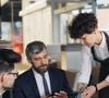 Ce geste peut également refléter des qualités comme l'humilité, le sens des responsabilités et la capacité à collaborer.